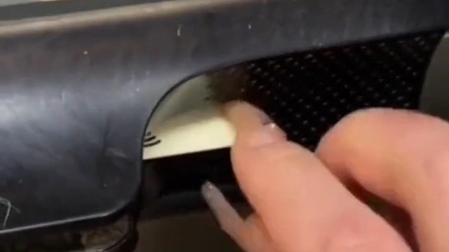 小姐姐刚做完美甲去取钱，结果银行卡拿不出来了，眼睁睁看卡被吞～