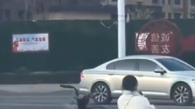 疑似女子因亲人过世路口跪拜，父母在，不远游！