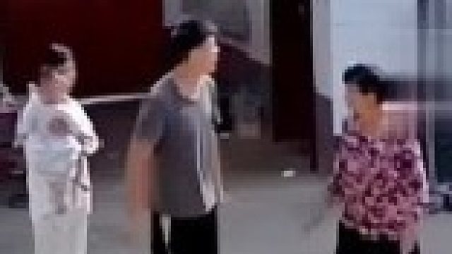 因没打招呼用了婆婆的晾衣架，儿媳抱着8个月婴儿遭婆婆打，丈夫连忙上前阻止！