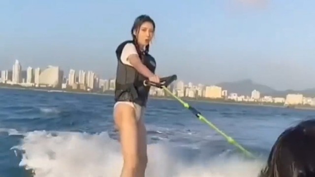 对会冲浪的女孩子没有抵抗力