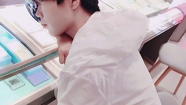 我们不能停留在过去，也不能回到过去，但我们可以回忆过去，怀念过去。