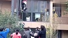 家里着火，一家三口在窗口求救，快递小哥徒手爬上三楼救人