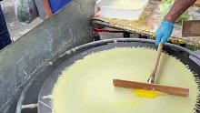 大爷路边摊煎饼 网友：煎饼摊出了“艺术感”