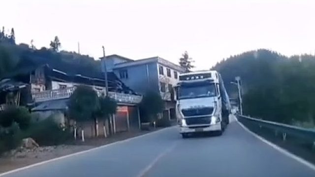 确实是卡车全责，但命是自己的