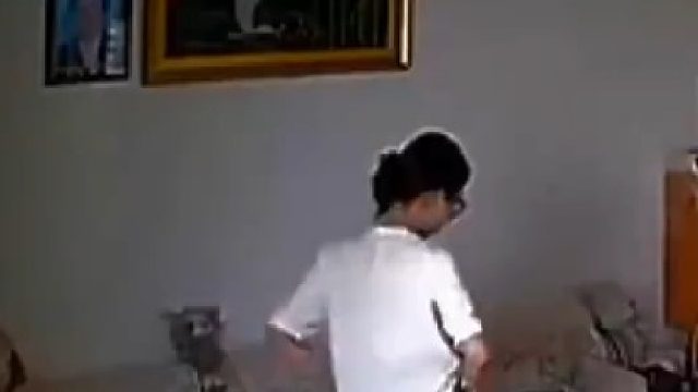 女孩每次离开家前，都对着奶奶遗像磕头道别