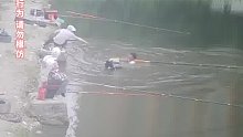 男生钓鱼被鱼拖进湖里，紧张急喊救命，老板：水深一米多