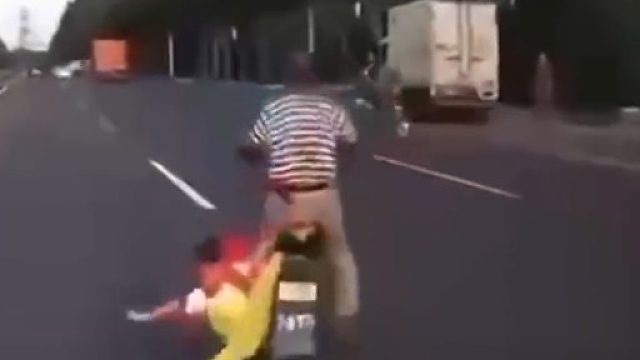 小孩：我跌跌撞撞奔向你