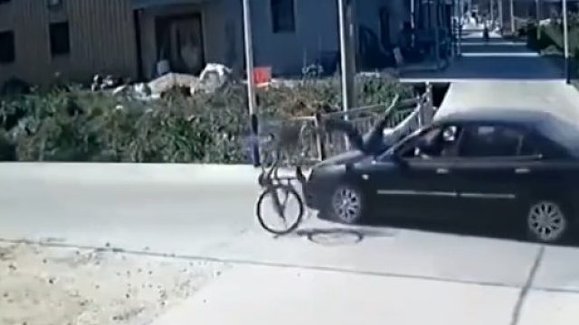 两个人都怕被讹，你们说谁吃亏呢