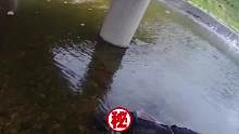 村民报警“河里有浮S”，男子：我躺在这里凉快啊