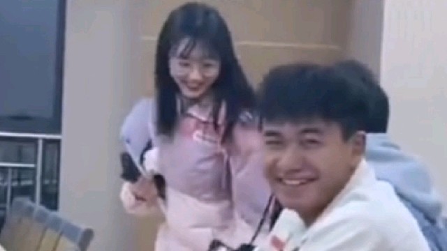 理工男的爱情这不就来了！男生带女友上晚自习被好友起哄。这没见过世面的样子。