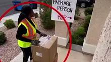 快递员送货上门时，看到客户挂在门外的留言板。原来包裹里装的是一份生日礼物，希望快递员能帮忙完成孩子的