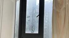 男子早晨拉开窗帘看到窗外玻璃上的手掌印，究竟是怎么回事