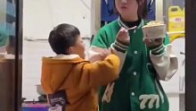 “别抢了小舅子，姐夫给你再买一份”