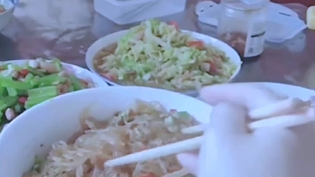 用筷子夹菜手抖