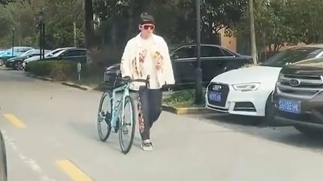 美女：我拿这个跟你换呗
