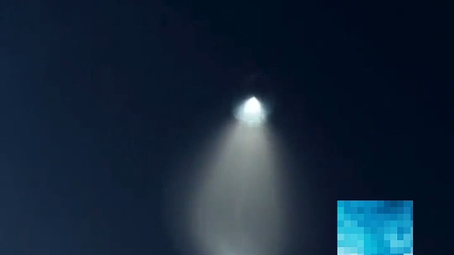 内蒙古多地网友拍到，天空现巨大不明发光物，带着尾巴，还会转圈，过程持续半小时～