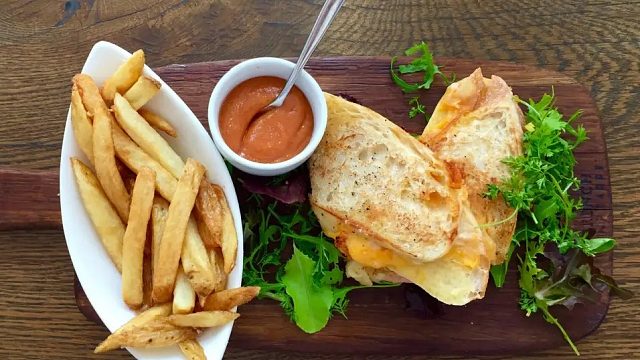 感谢 予han老板的大火锅呐 啊哈 开饭了啊  今日份的麻辣火锅