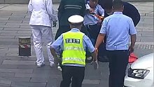 暖心！老人晕倒在人行道路人医生交警一起上前救助