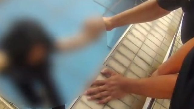 女孩情绪激动欲跳楼轻生 民警暖心劝慰解开心结