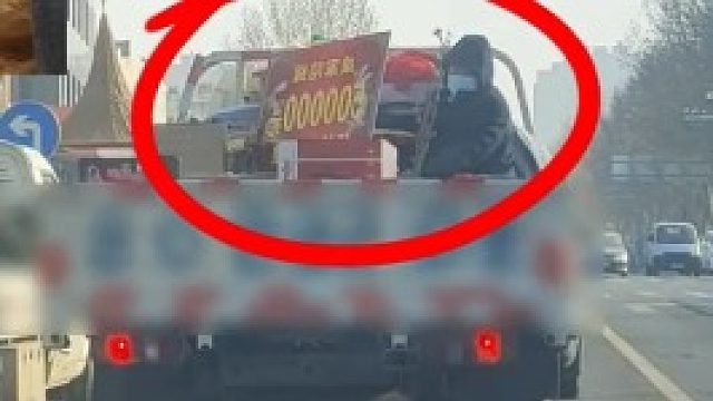 女子好奇陪嫁金额一路跟随，结果陪嫁是50万，“女儿跟我一起数几个零 压力山大”