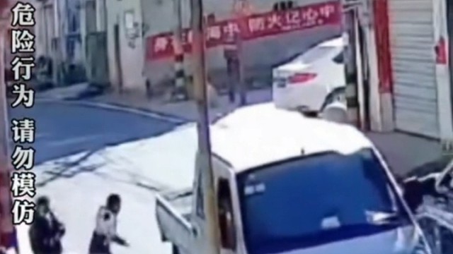 小孩两次奔跑横穿马路，两次让司机猛刹停车。万一撞了，会是家长的锅吗？