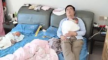 爸爸加班到凌晨，回家也要陪伴孩子，哄娃竟把自己哄睡着！