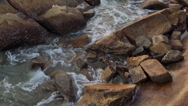 心里藏着疲惫和无奈，还在尽力的讨好生活