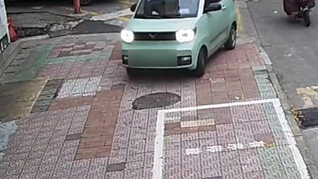 我就买瓶水，车就自己走了