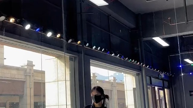 他只字未提我爱你，你却句句都是我愿意