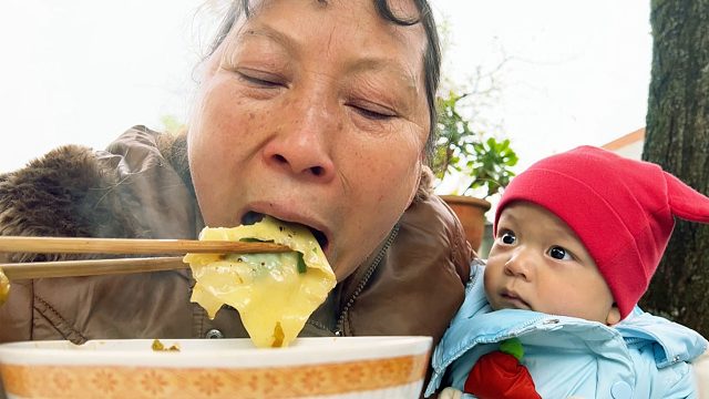 农村婆媳冬至包饺子，荠菜配肉做成饺子馅，半岁孙子看饿了