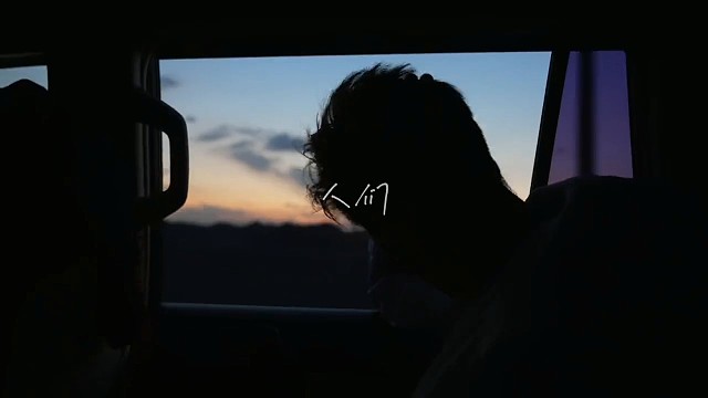 你逢人就说不想谈恋爱
其实是你想谈的那个人和你不可能在一起