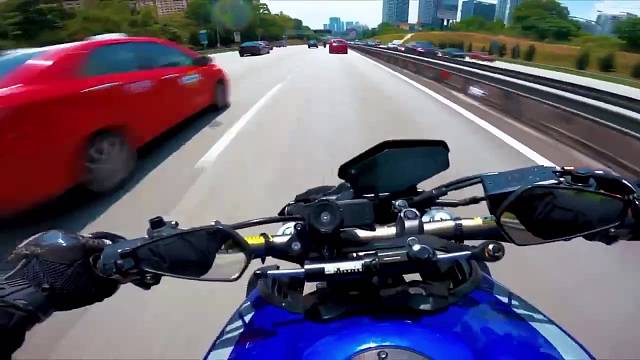 小伙驾驶摩托车街道追逐！骑士！