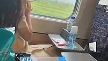 子在动车车厢公然吸烟，潇洒欣赏沿途风景，乘警：下车去派出所