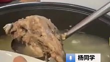 学生食堂盛免费汤夹走唯一汤骨员工：肉没熟 放回去