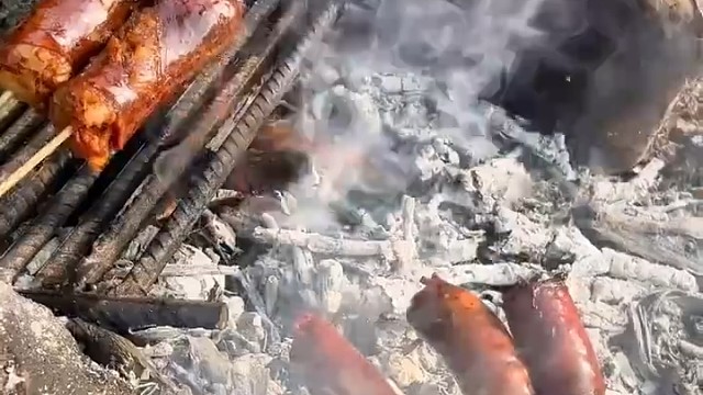 在火塘边烤香肠