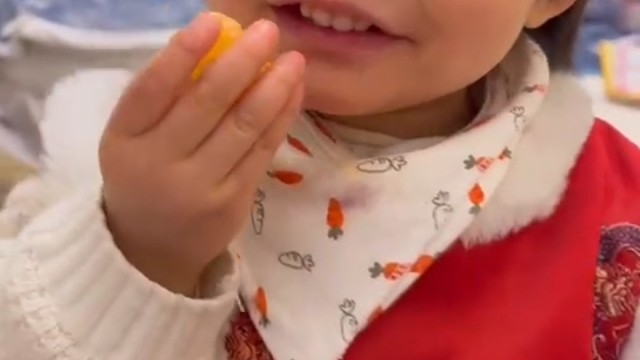 每日萌娃—酸到掉牙还要吃的小吃货