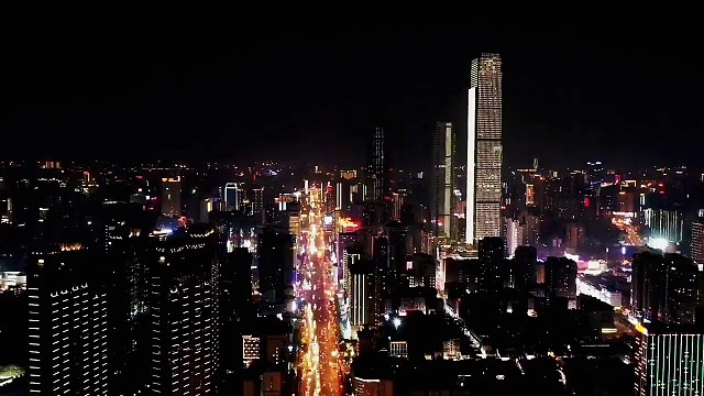 三年入行五年，懂行，十年称王。其实每个行业都很难，宁愿十年做一件事情，也不要一年做十件事情。