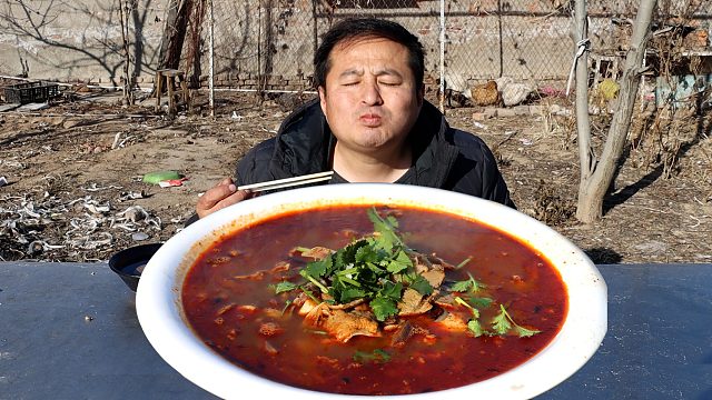 好几天没喝羊汤了，买了2斤羊杂，做个红汤羊杂，一口汤一口肉