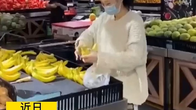 女子去超市买水果太会过，直接把香蕉掐头去尾！