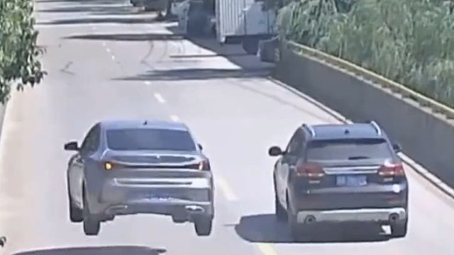 看地上的刹车痕迹，他不是第一个飞起来的