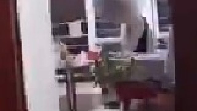 开锁师傅为女子开锁，朝屋内一看当场愣住，转身就走不收钱