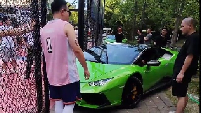 大家都把几百万的跑车开进篮球场来吧，考验技术的时候来了，搞事就完
