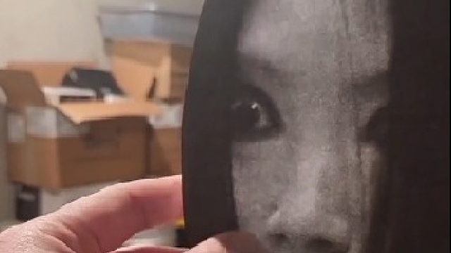 贴上一张脸部的贴纸到底有多吓人，用同样的方法能吓唬猫狗吗