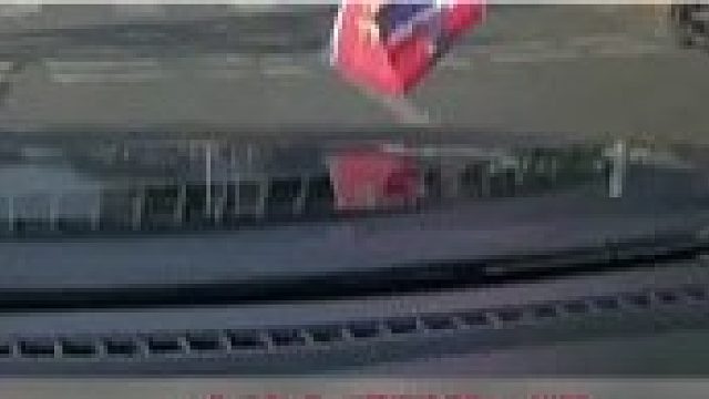 小伙行车至路口时被“黄马甲”拦下，随后双方发生争论。那么到底应该在哪里停下呢？