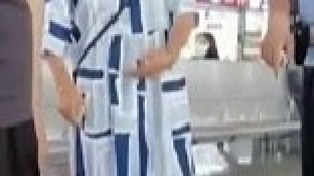 网曝大妈带活鱼上高铁被阻止，当场怒而把鱼摔死，铁路客服：活体动物都不能。