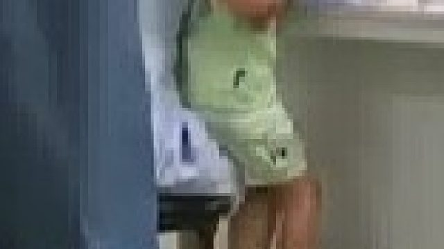 孩子打针大哭大闹打翻医疗盒，妈妈抱着孩子无可奈何：带孩子太难了！