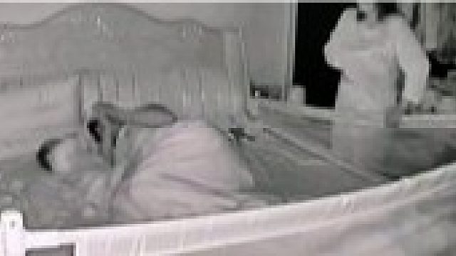 婆婆进房间不开灯不说话，这样真的很吓人的