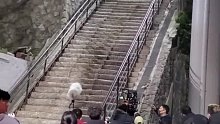 剧组拍戏时为拍出真实感，替身演员无保护从阶梯滚下