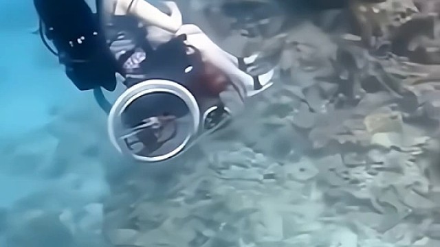 即使残疾也想要到海底看一看