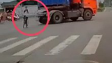 老司机的一个举动,避免了一场车祸